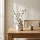Modern vit vas med räfflad struktur på matbord i ek – Homevibe