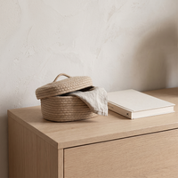 Beige dammfri förvaringskorg med lock på ekbyrå i sovrum – Homevibe