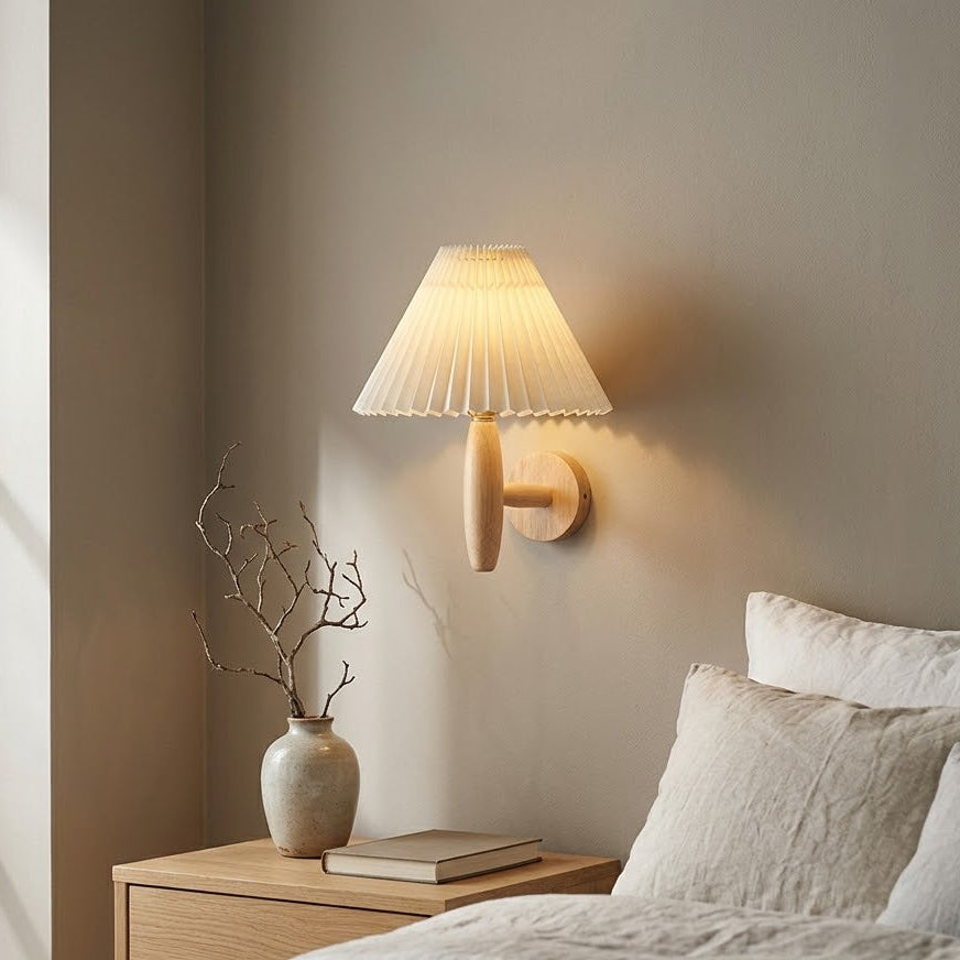 Tidlös Nordisk Vägglampa med Plisserad Skärm i Trä