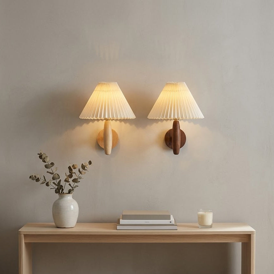Tidlös Nordisk Vägglampa med Plisserad Skärm i Trä