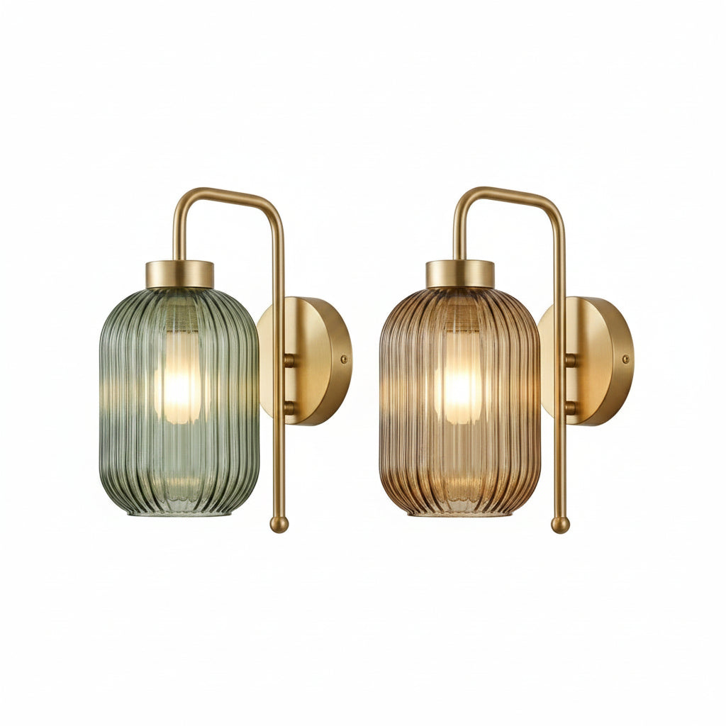 Elegant Gyllene Vägglampa med Ribbat Glas – Modern Design