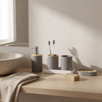 Badrumsset i modern design 3-delars på ekbänk vid stenhandfat – Homevibe