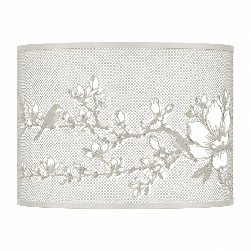 Lampskärm i metall med magnolia- och fågelmotiv, produktbild på vit bakgrund