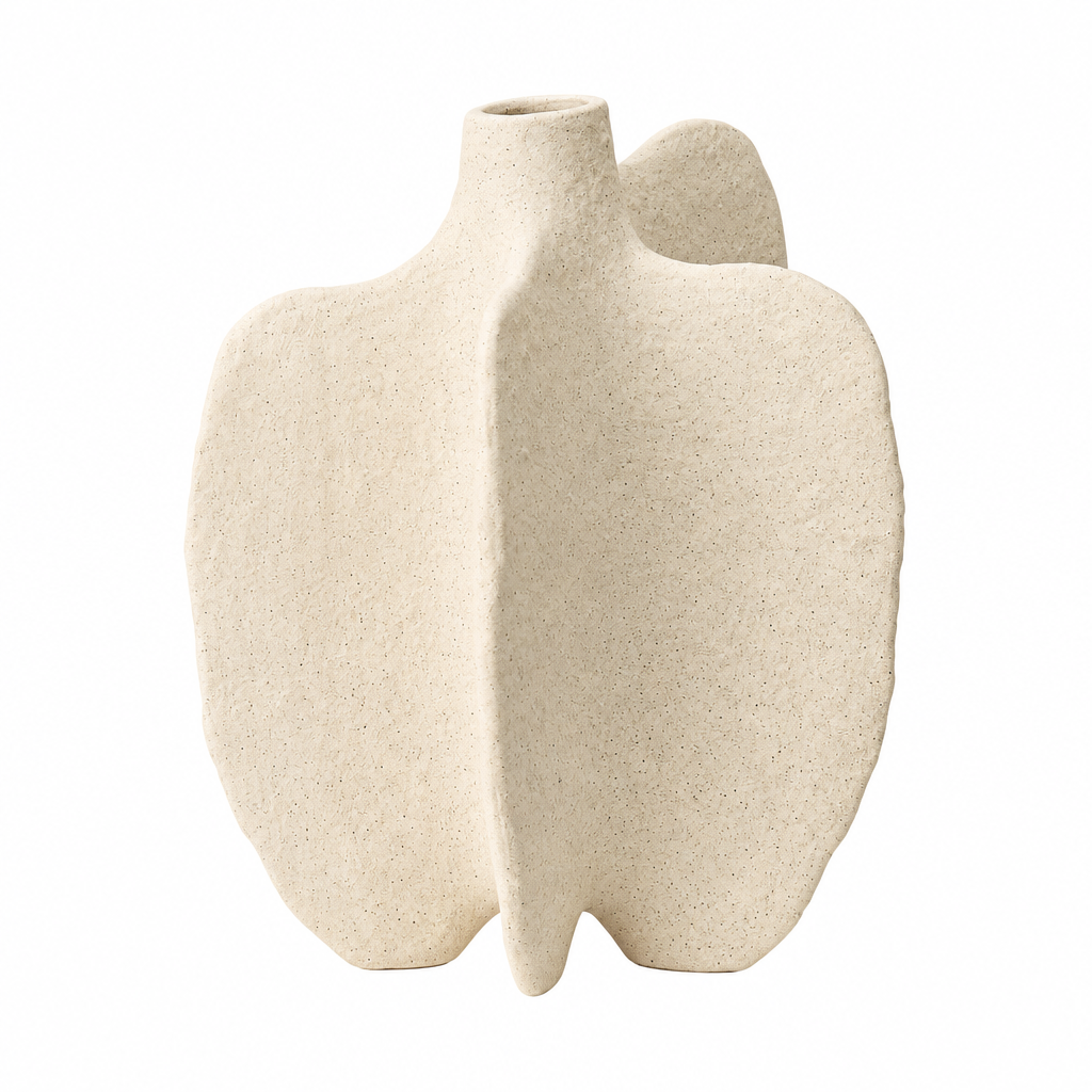 Oregelbunden keramikvas i beige, wabi-sabi stil, vit bakgrund