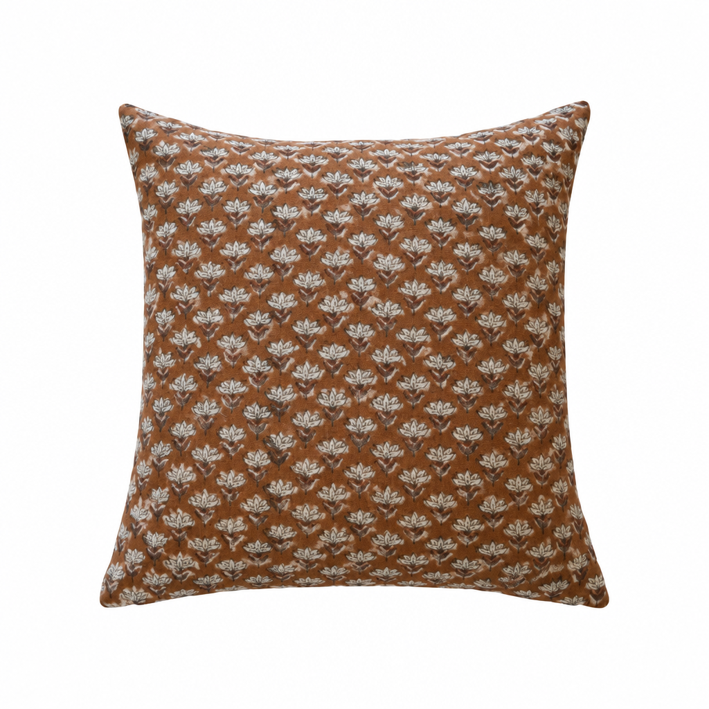 Kuddfodral med handtryckt blommönster i rost, 56 × 56 cm