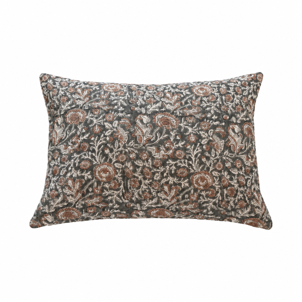 Avlångt kuddfodral med handtryckt blommönster, 36 × 51 cm