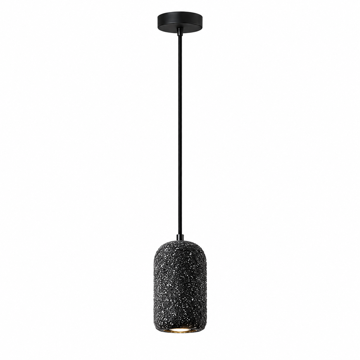 Svart pendellampa i cement på vit bakgrund