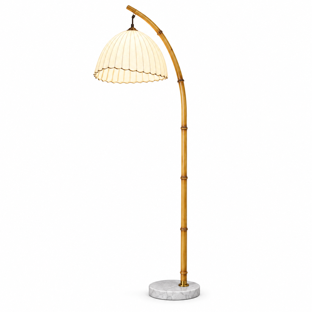 Golvlampa med bambustam och plisserad skärm på vit bakgrund