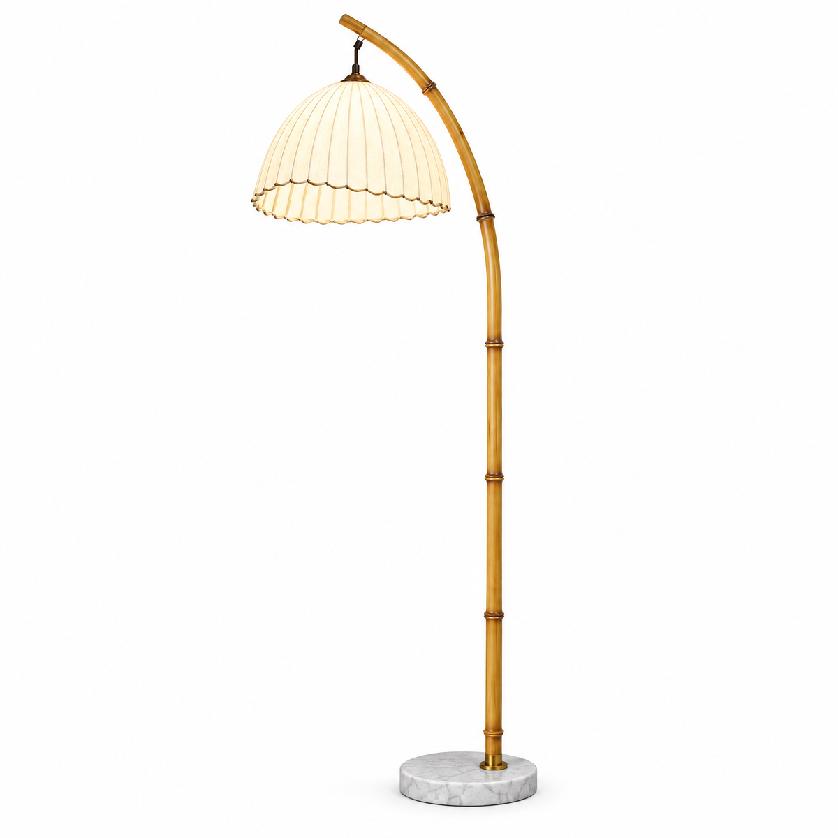 Golvlampa med bambustam och plisserad skärm på vit bakgrund