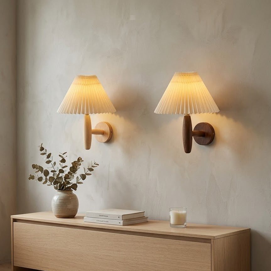 Tidlös Nordisk Vägglampa med Plisserad Skärm i Trä