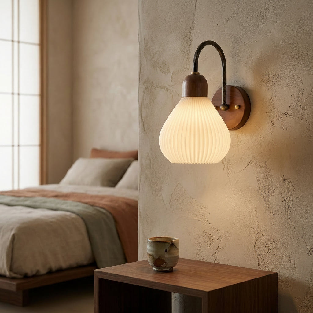 Elegant Svanhalslampa i Valnöt – Klassisk Retrodesign