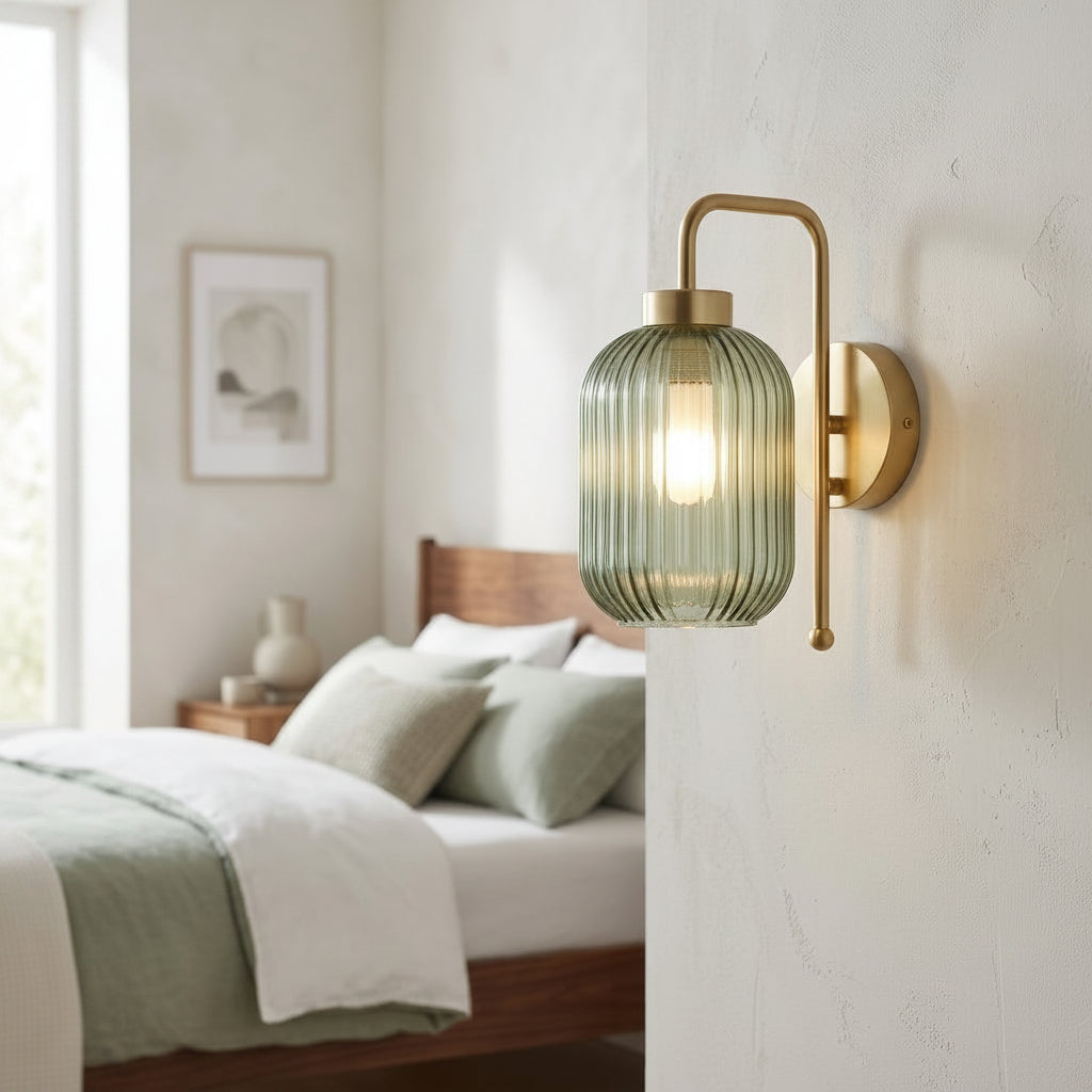 Elegant Gyllene Vägglampa med Ribbat Glas – Modern Design