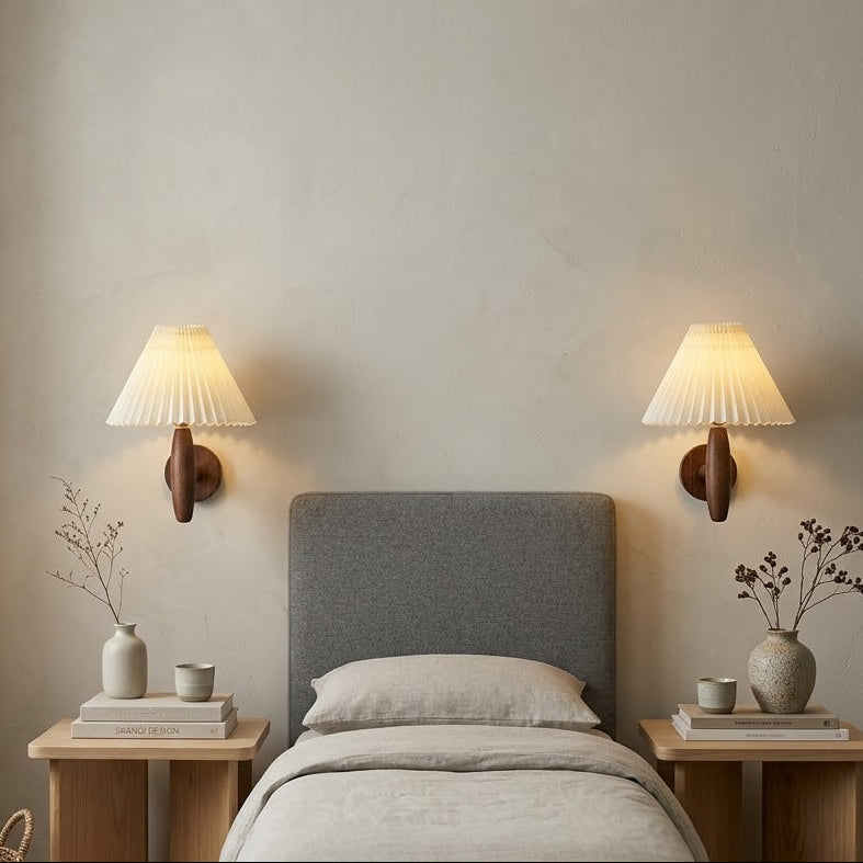 Tidlös Nordisk Vägglampa med Plisserad Skärm i Trä