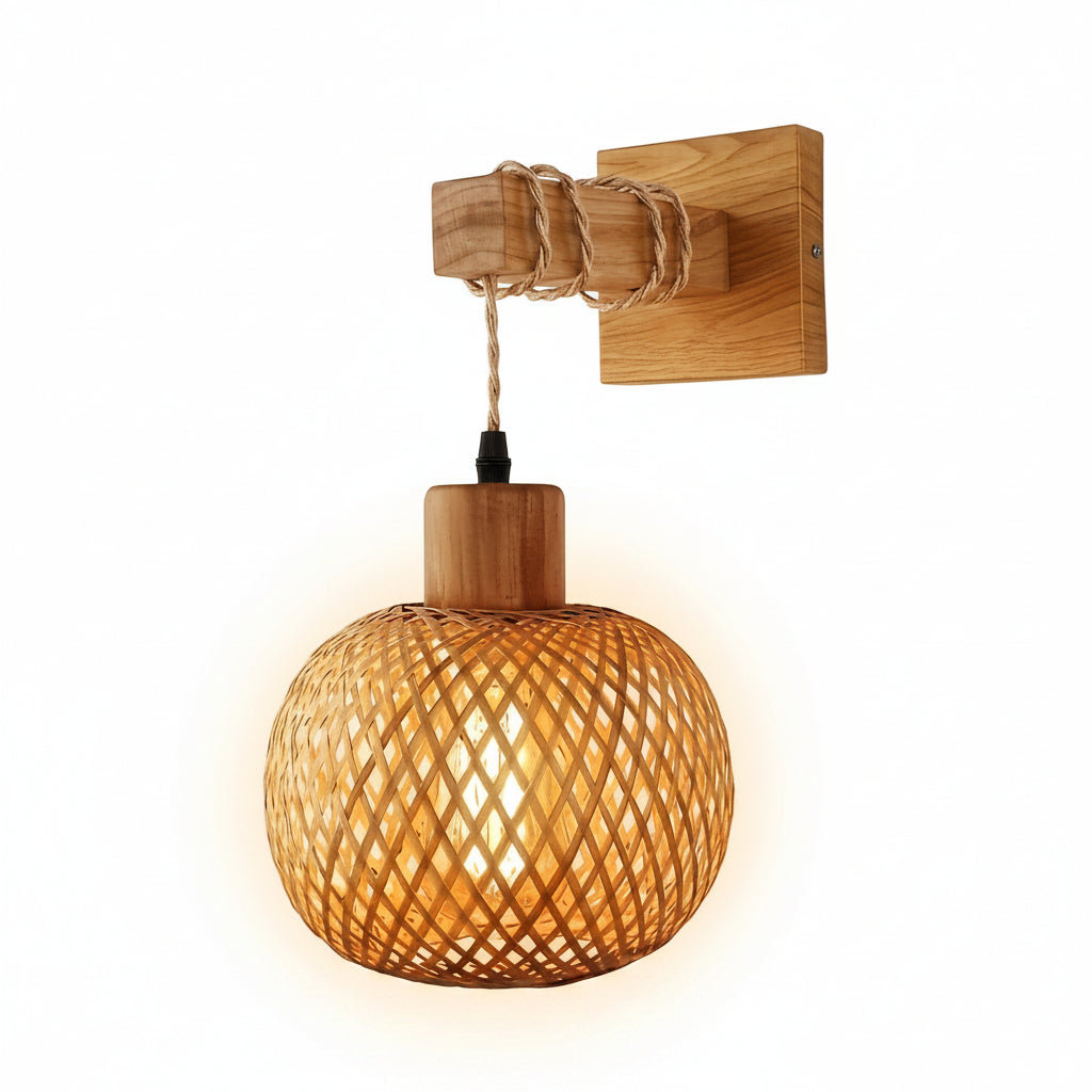 Flätad Vägglampa i Trä och Organisk Design