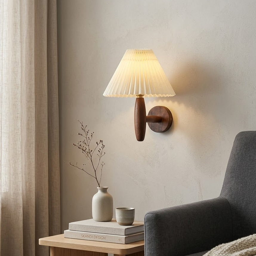 Tidlös Nordisk Vägglampa med Plisserad Skärm i Trä