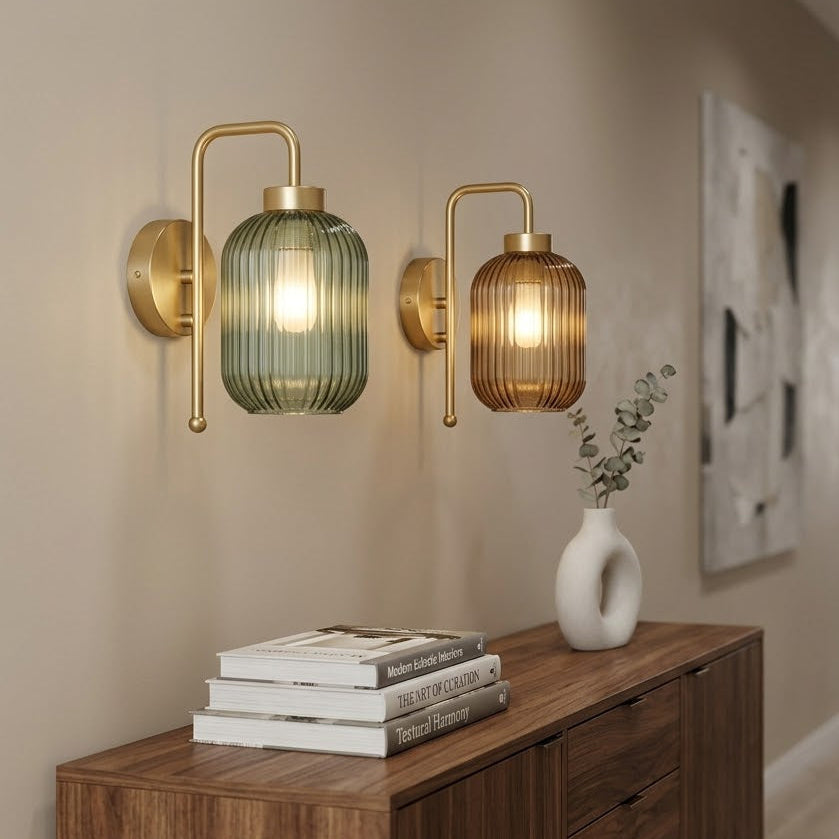 Elegant Gyllene Vägglampa med Ribbat Glas – Modern Design